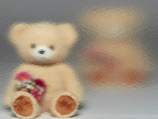 型ガラスごしの見え方。模様で視線をやわらげます