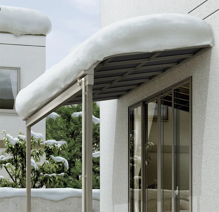R型。雪をのせた屋根のようす